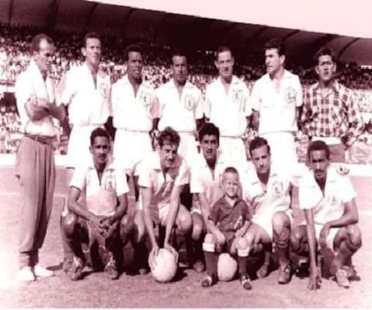 AMÉRICA 1960DE PIE IZQ-DER: Juan Jiménez, Faustino Abadia - Arcangel Britos  - Israel Sánchez - Finito Ruiz - Alberto Castronovo - Carlos Montaño.ABAJO: IZQ-DERFernando Rengifo - Miguel Zazini - Benito Cejas - Camilo  Cervino - Julio Aragón.