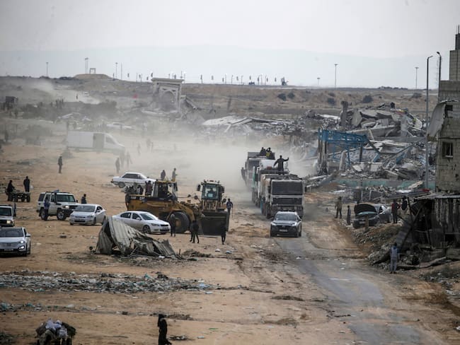 Rafah (-), 22/01/2025.- Humanitarian aid trucks drive through destroyed buildings amid a ceasefire between Israel and Hamas, in the east of Rafah, southern Gaza Strip, 22 January 2025. According to the UN, hundreds of humanitarian aid trucks have entered the Gaza Strip since Israel and Hamas implemented the first phase of a hostage release and ceasefire deal on 19 January 2025. EFE/EPA/MOHAMMED SABER