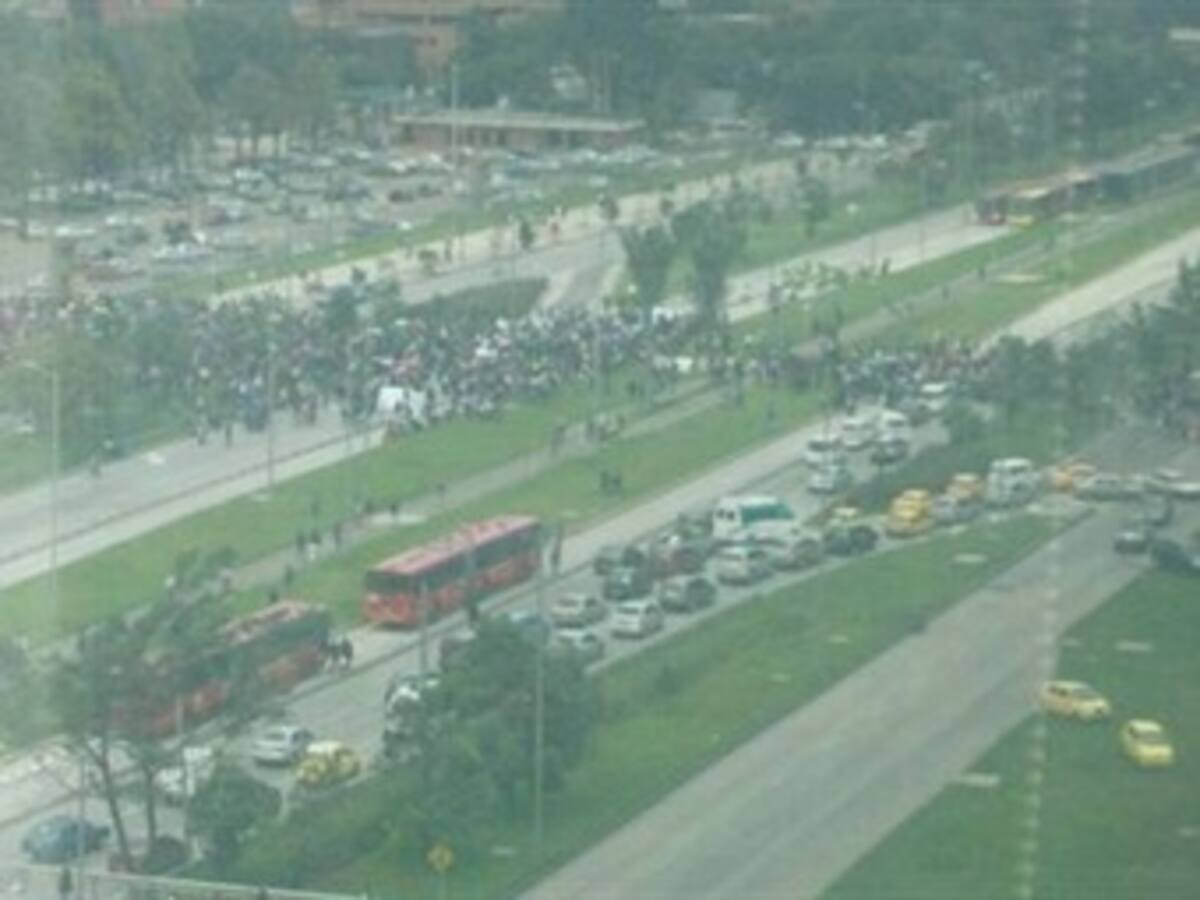 Colapso en la Calle 26 por disturbios entre profesores y Esmad