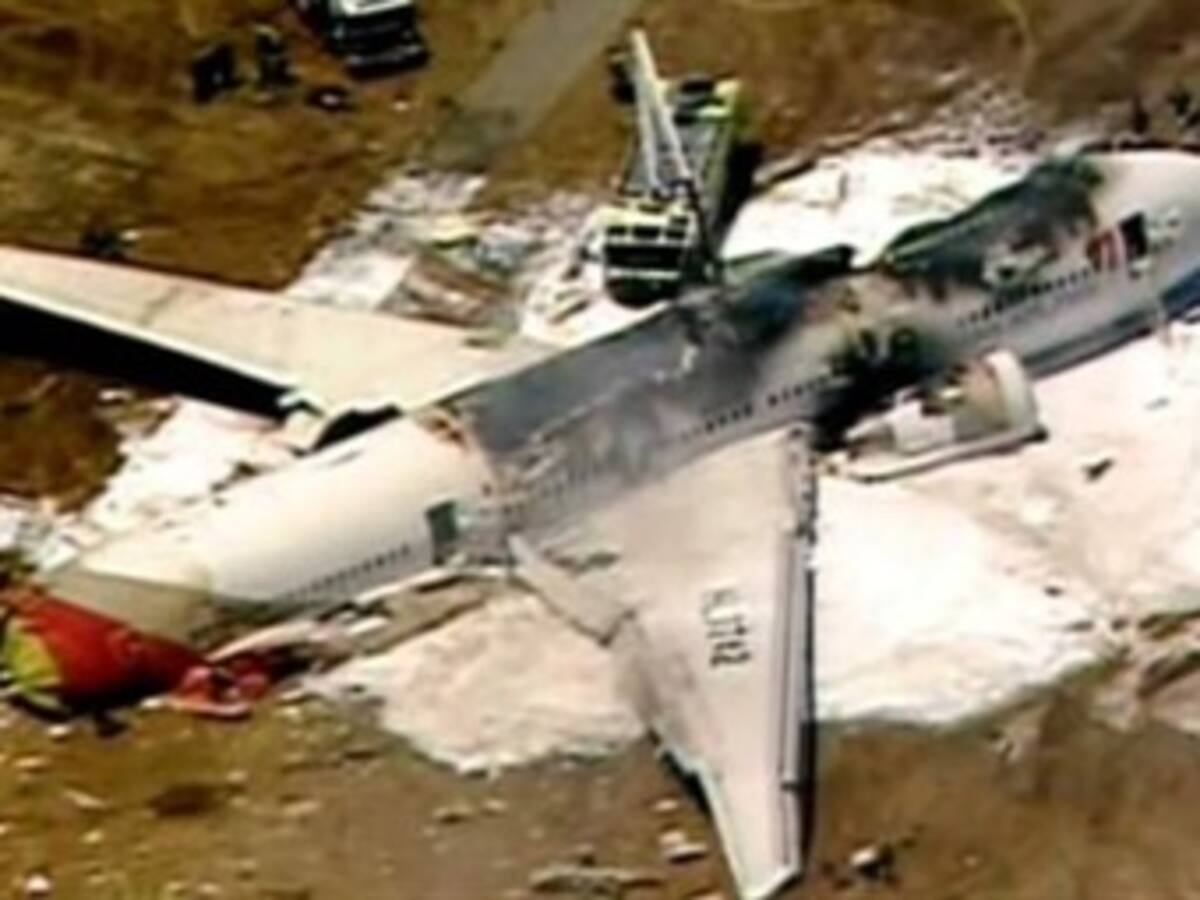 Investigadores hallan las "cajas negras" del avión de Asiana