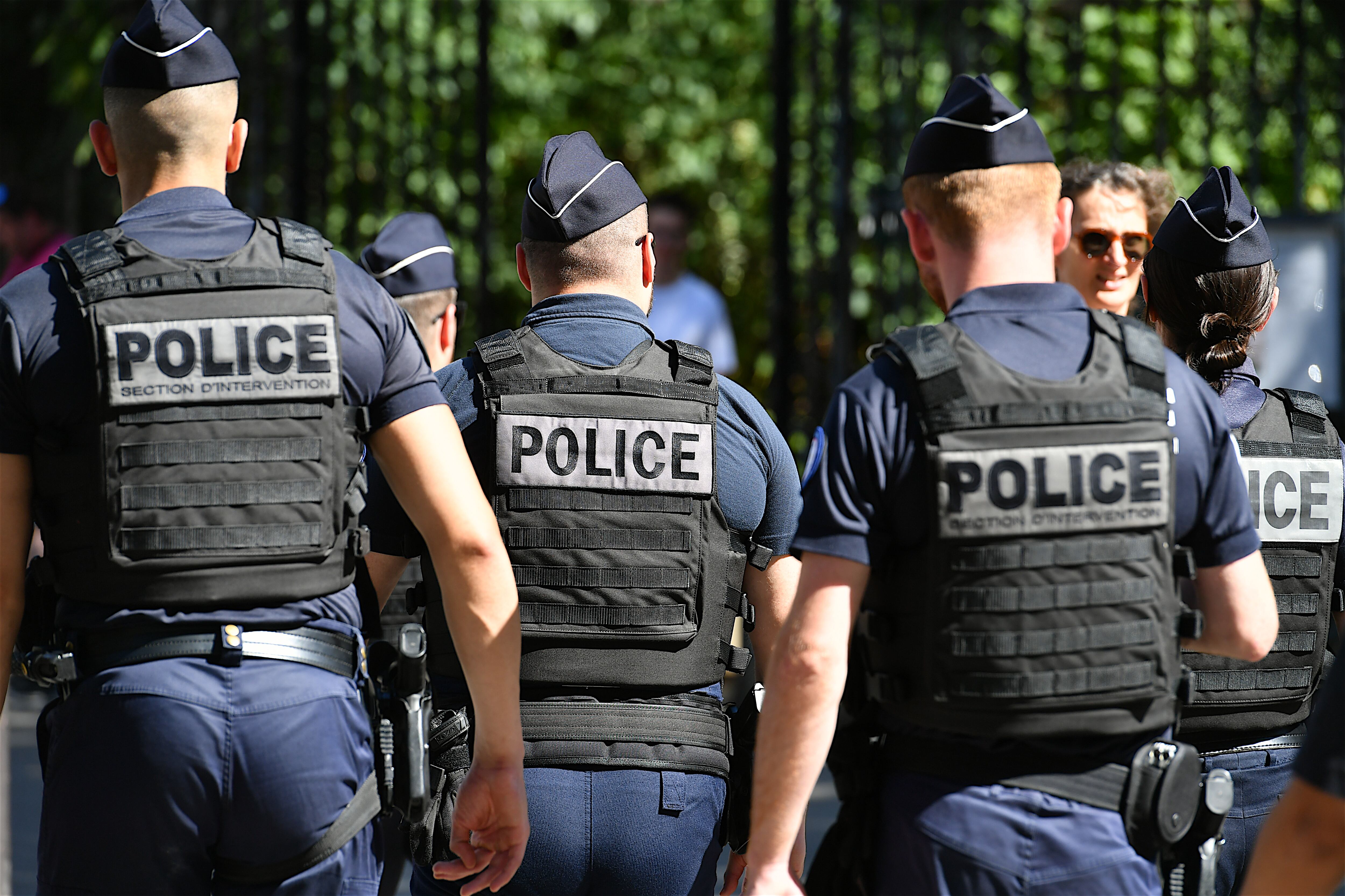 Paris, France-08 05 2024: Police patrol on a street in Paris, France. Imagen tomada de Getty Imagenes (Crédito: Olivier DJIANN)