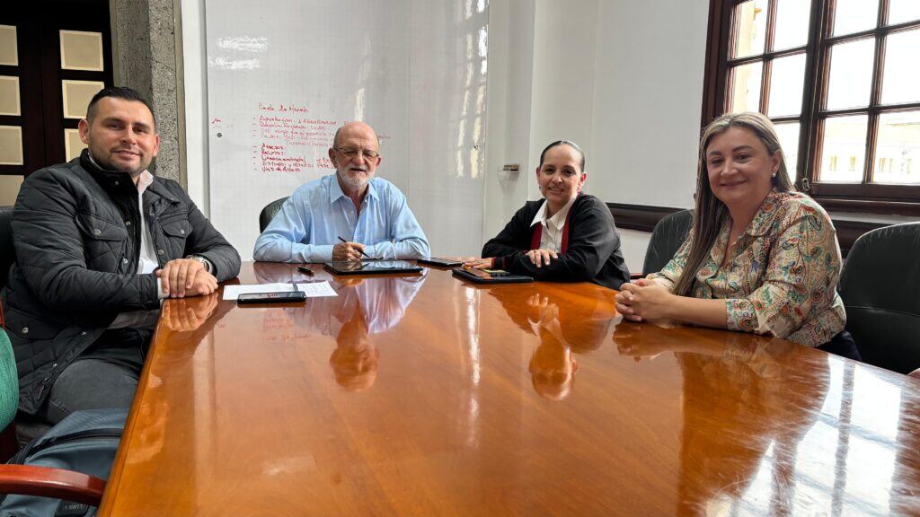 Gobernación de Caldas, Territorial de Salud y FOMAG coordinan acciones para mejorar servicios de salud para los maestros en el departamento.