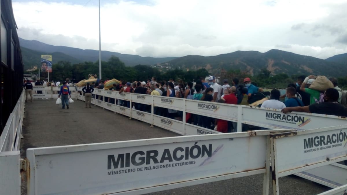 Migrantes venezolanos escépticos con determinación de apertura de frontera