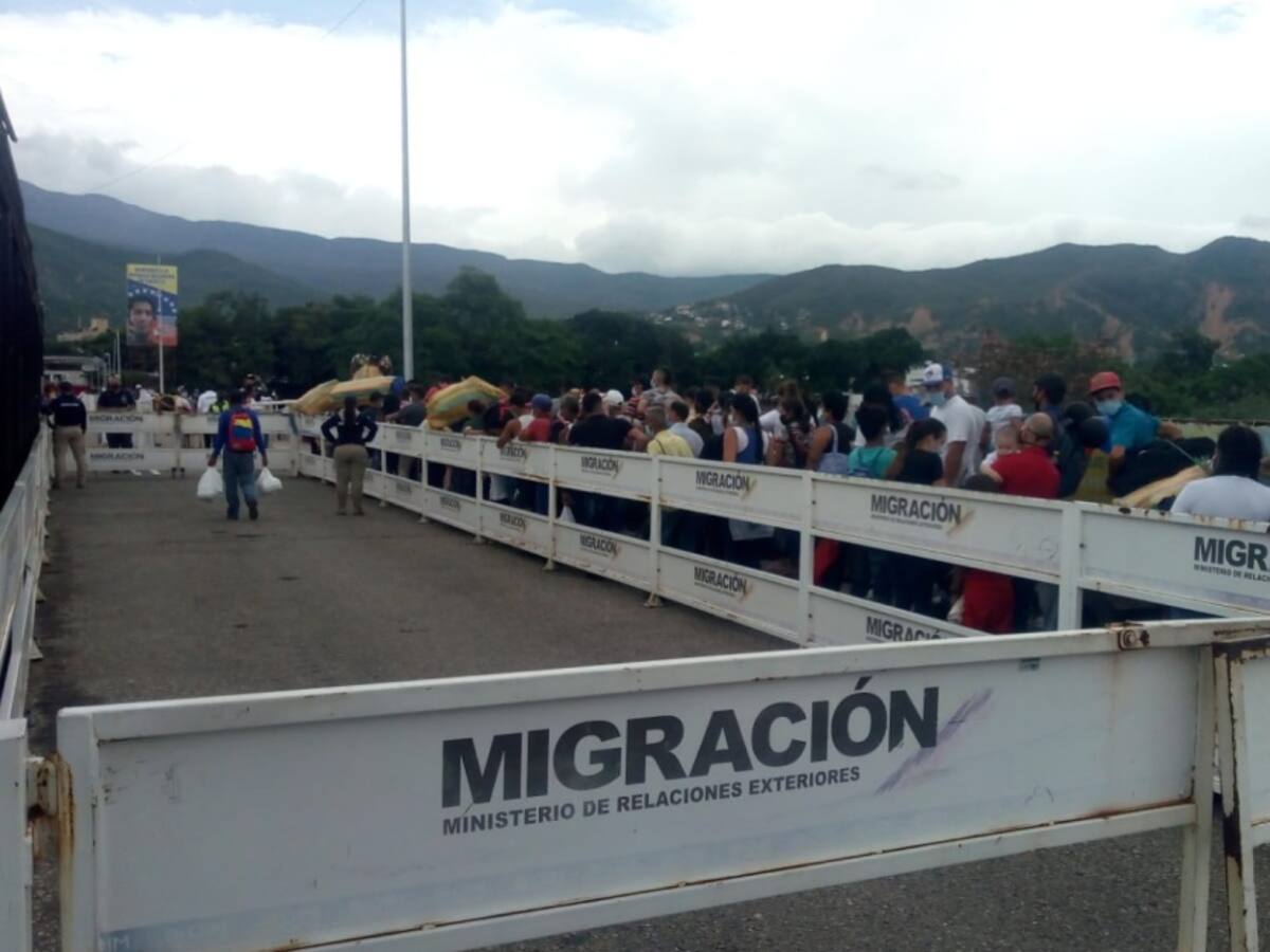 Migrantes venezolanos escépticos con determinación de apertura de frontera
