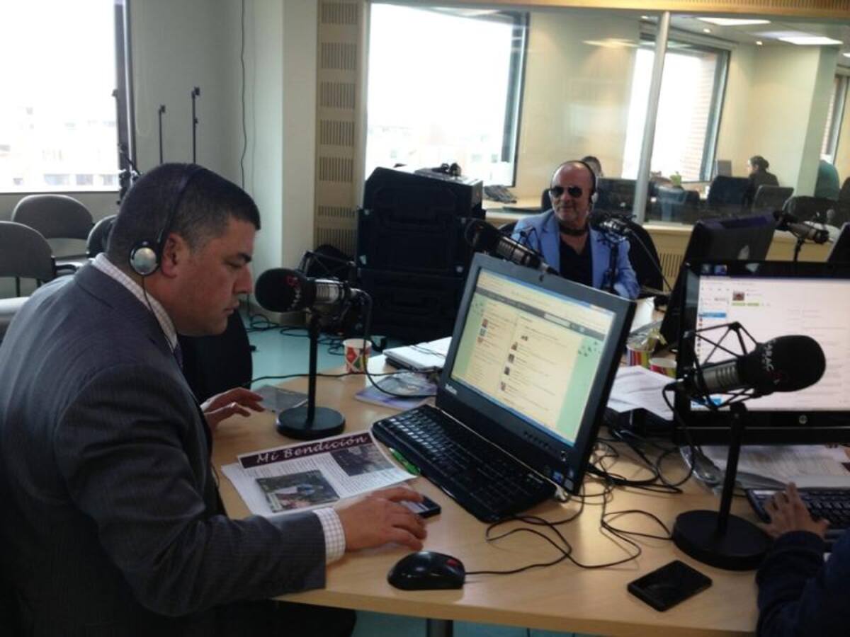 El maestro Cesar Mora, presenta en Caracol Radio Mi bendición, nuevo álbum.