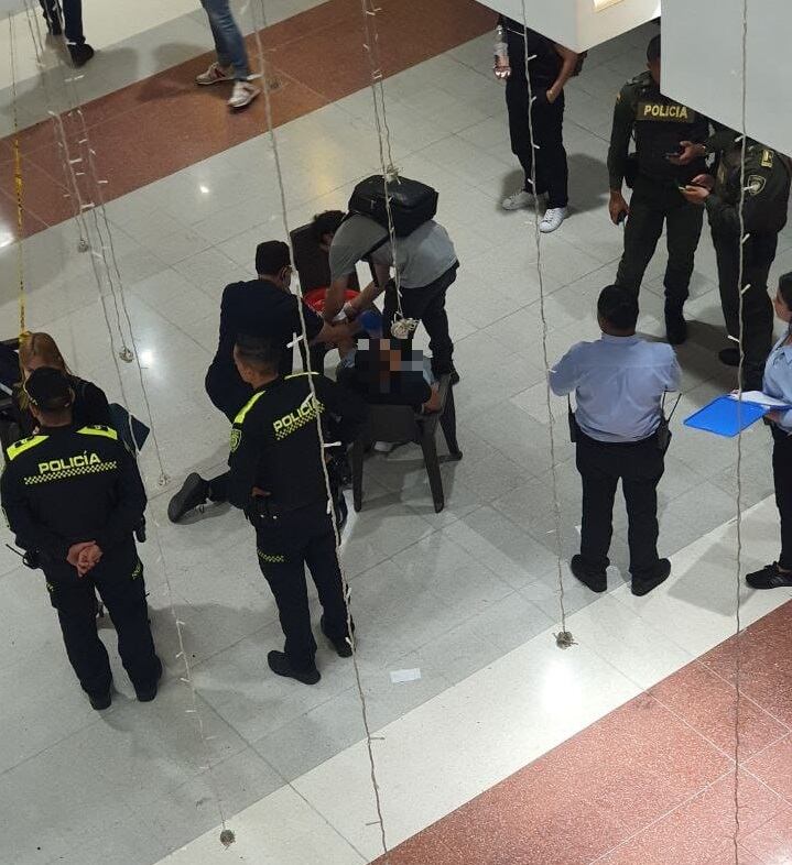 Mujer herida en intento de atraco en Centro Comercial- foto Denuncias Antioquia