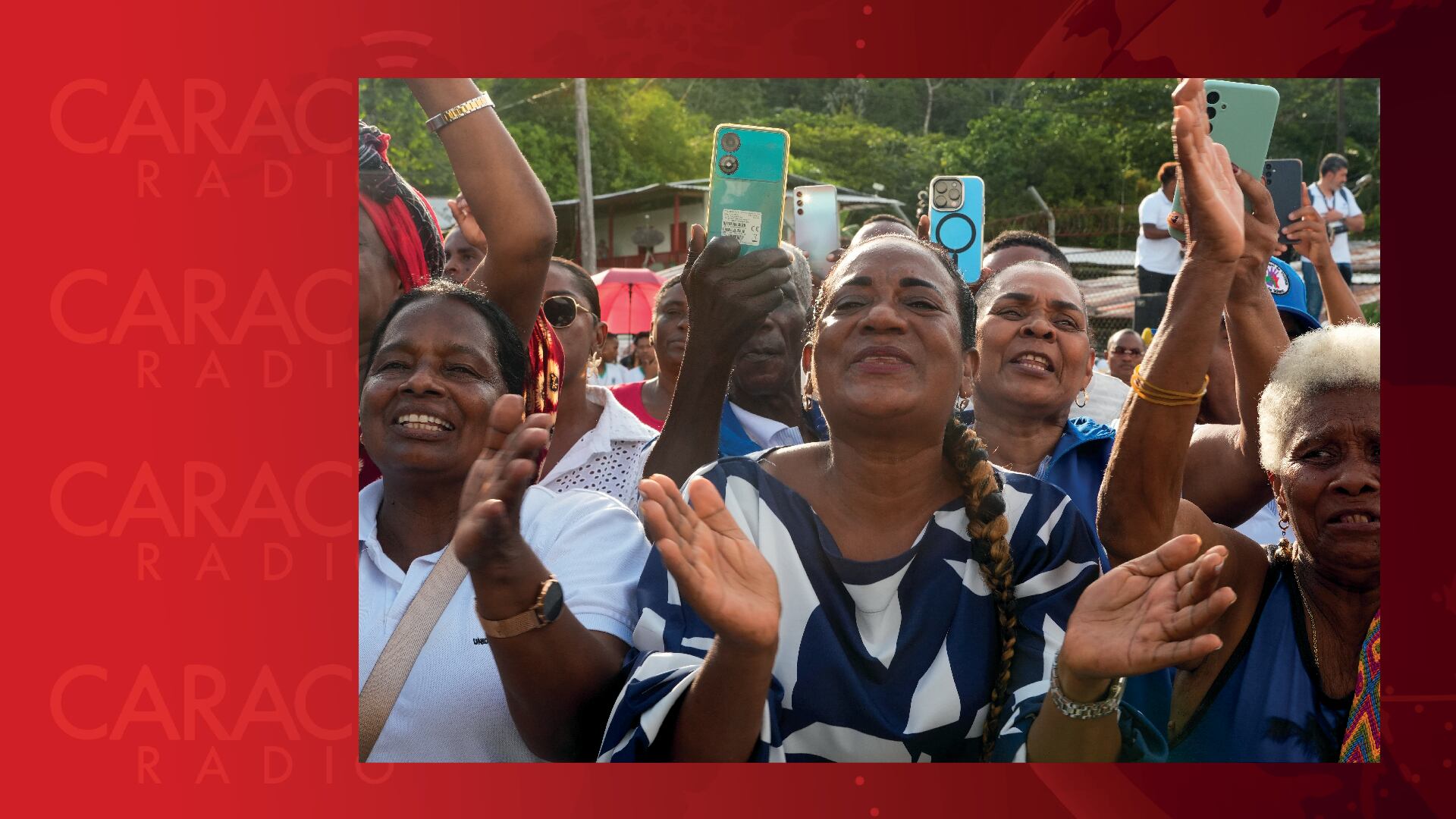La comunidad de Bahía Solano, en Chocó. Celebran por el anuncio de la renovación del aeródromo José Celestino Mutis. Foto: Presidencia de la República.