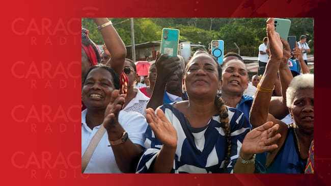 La comunidad de Bahía Solano, en Chocó. Celebran por el anuncio de la renovación del aeródromo José Celestino Mutis. Foto: Presidencia de la República.