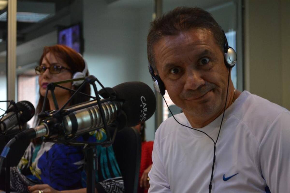 Tras dos décadas de estar inundando de humor a los colombianos, el admirado periodista se retira de La Luciérnaga, vea como desarrolla su último programa.