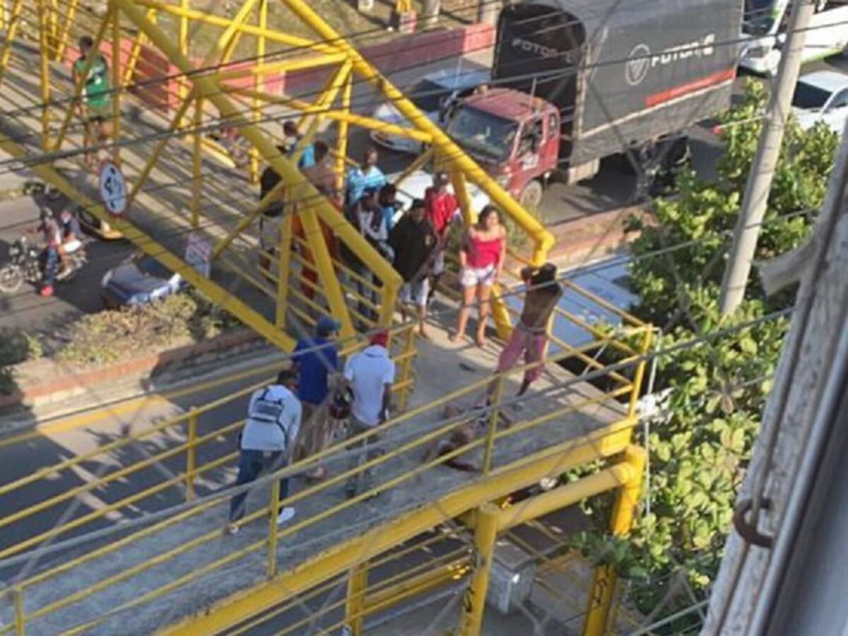Joven sufre descarga eléctrica en un puente peatonal de Cartagena