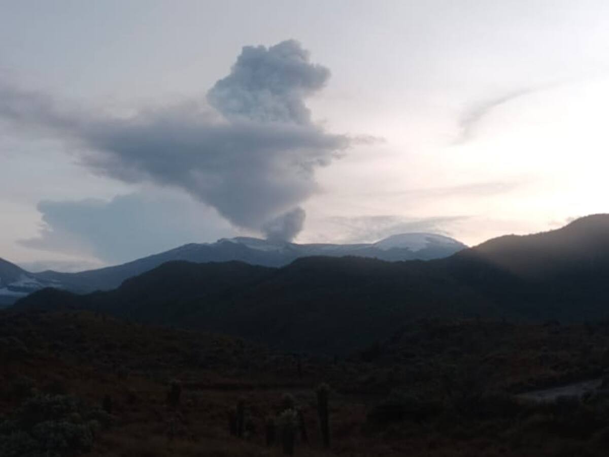Declaran alerta naranja en el Tolima por actividad del volcán Nevado del Ruiz