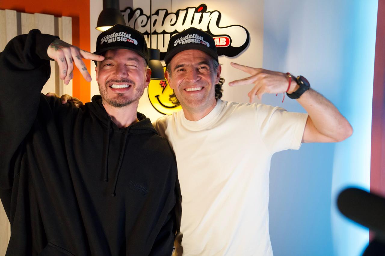 JBalvin y Federico Gutiérrez, alcalde de Medellín. Foto: Alcaldía.