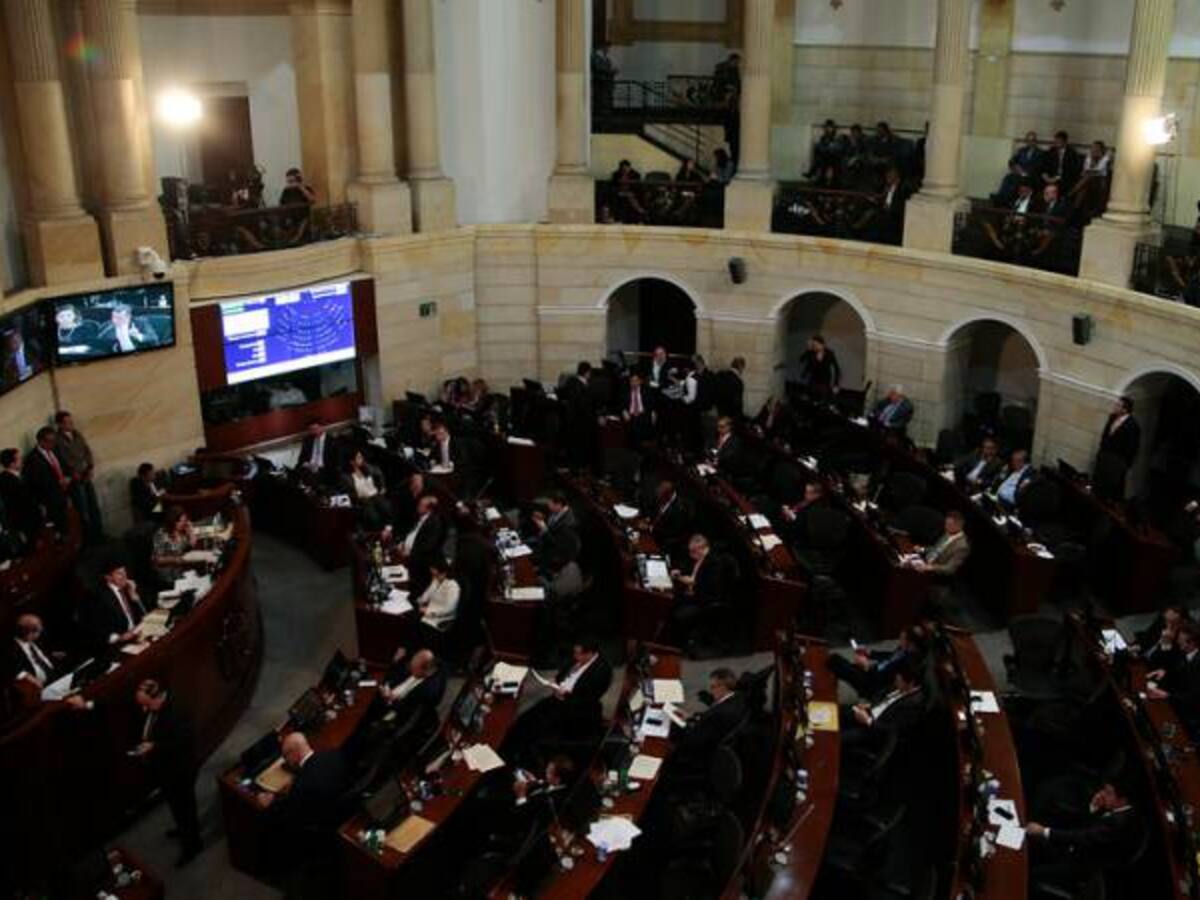 Congreso sesiona en pleno para escuchar a las víctimas del conflicto