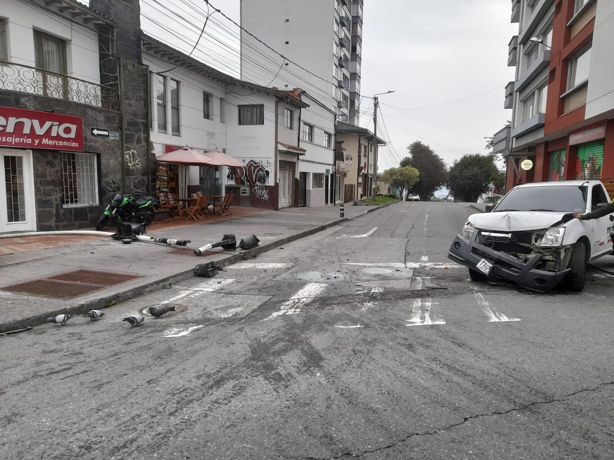 Abandonan carro que se estrelló contra red de semáforos de la Avenida Santander, Manizales
