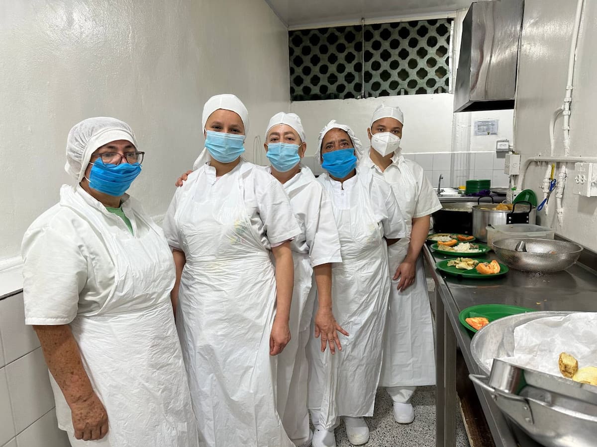 Cerca de 1.302 manipuladoras de alimentos en Antioquia reciben formación en cuidado