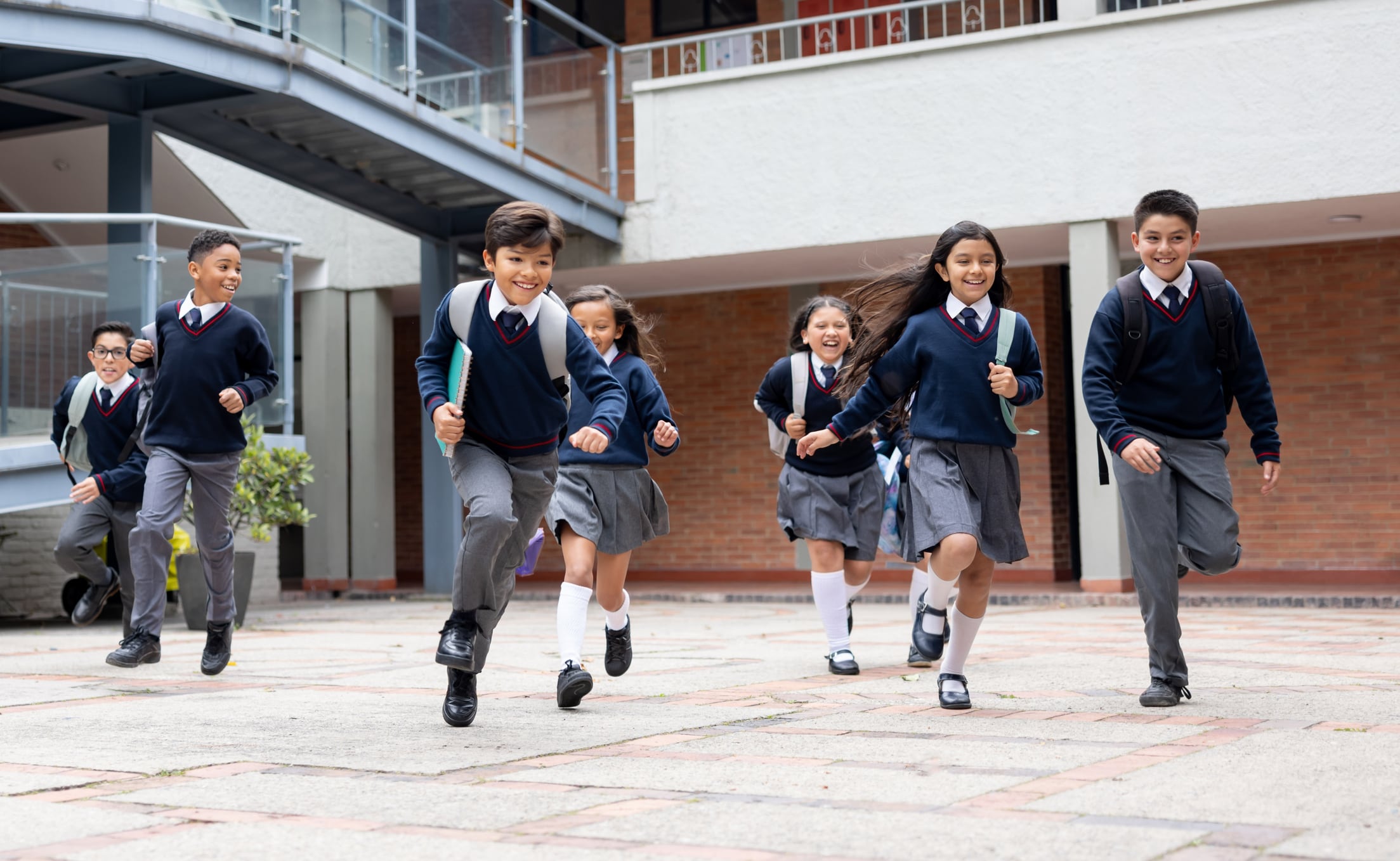 Niños colombianos entrando a un colegio. Foto: Getty Images.