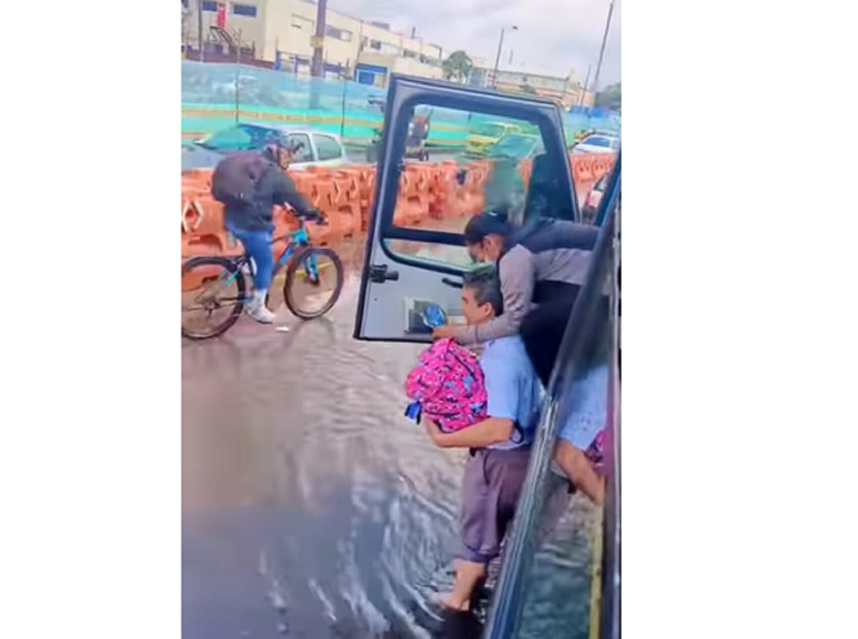 Conductor ayudó a personas por bus varado / Tropicana