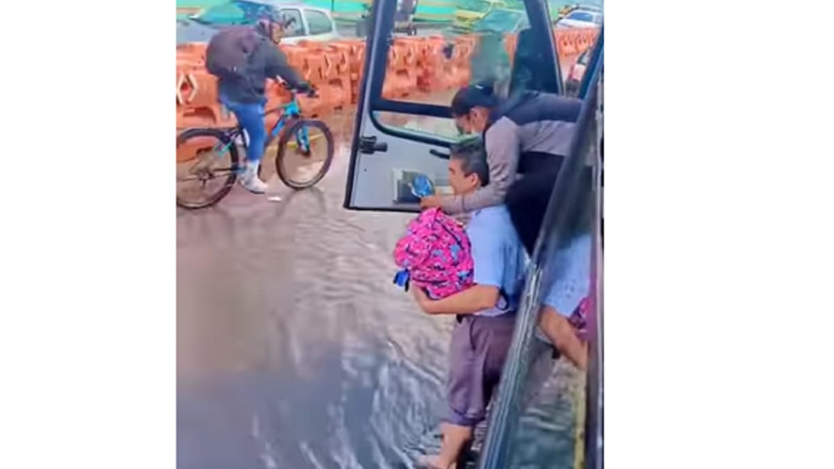 Conductor de Sitp, en pleno charco, cargó a ‘tuta’ a pasajeros tras varada del bus