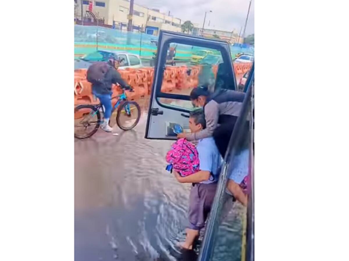 Conductor de Sitp, en pleno charco, cargó a ‘tuta’ a pasajeros tras varada del bus