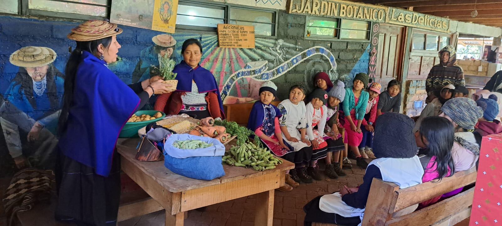Mujeres Misak intercambian semillas nativas durante la feria “Cero comida chatarra”. I Foto: cortesía - Programa: Territorio, comida y vida