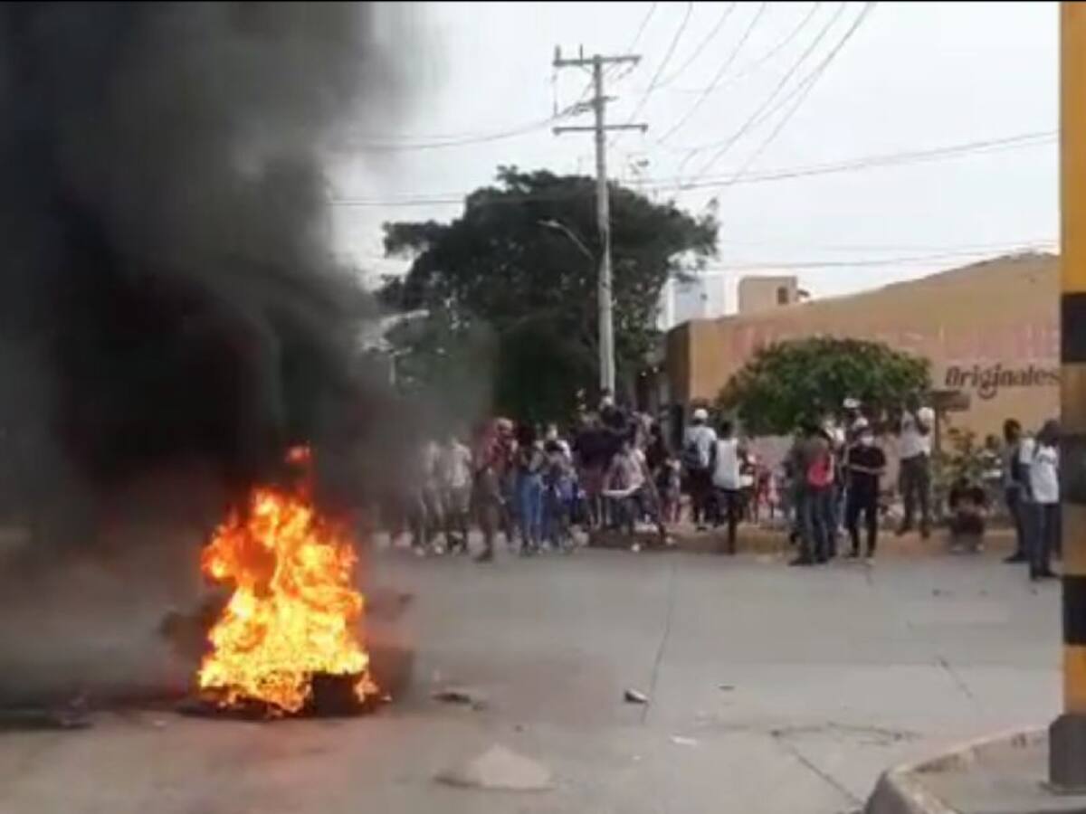 Manifestantes quemaron llantas cerca al Castillo de San Felipe