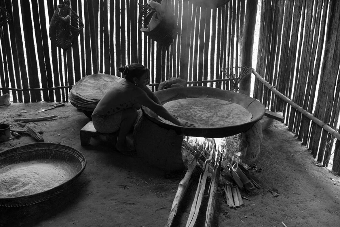Para extraer el jugo tóxico de la yuca, ellas utilizan el tipití, un exprimidor tejido en fibra de palma. Este objeto no es solo una herramienta, sino un elemento espiritual que representa la purificación de la comida que sostendrá a la comunidad. | Foto: Rosalía León