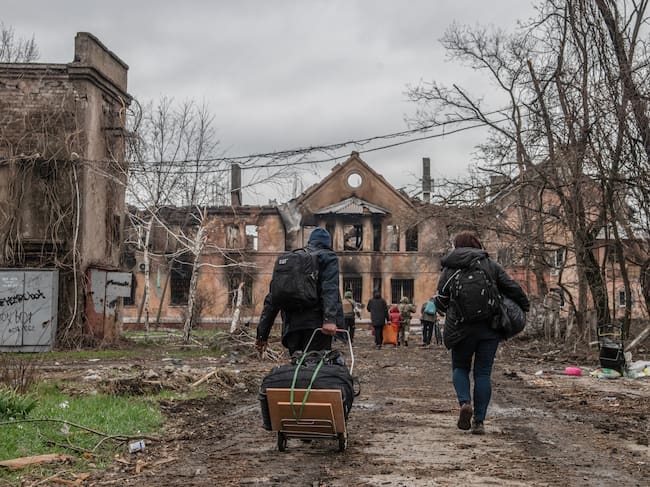MARIUPOL, UKRAINE - 2022/04/14: Residents of Mariupol leave their devastated eastern neighborhood on foot as refugees. The battle between Russian / Pro Russian forces and the defending Ukrainian forces led by the Azov battalion continues in the port city of Mariupol. (Photo by Maximilian Clarke/SOPA Images/LightRocket via Getty Images)