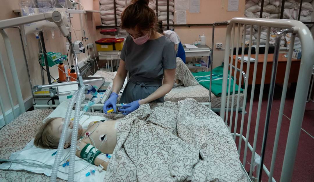 Atención de niños evacuados de la ciudad ucraniana de Mariúpol.                 Foto: Getty 