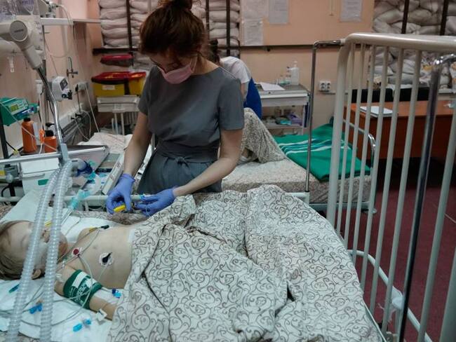 Atención de niños evacuados de la ciudad ucraniana de Mariúpol. Foto: Getty