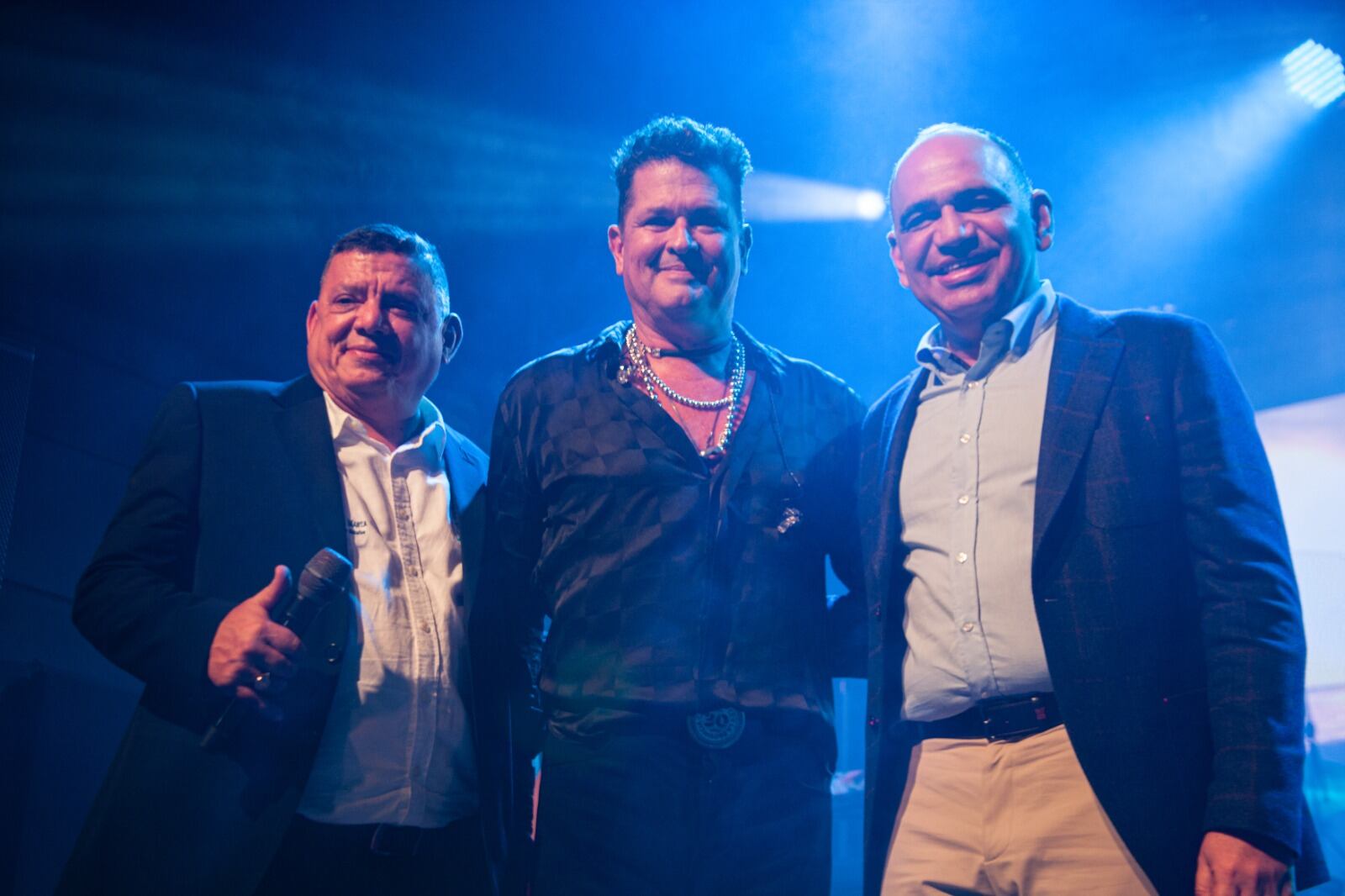 Darío Linero, secretario de Cultura Distrital; Carlos Vives, embajador de la Fiesta del Mar; y el alcalde de Santa Marta, Carlo Pinedo Cuello . Alcaldía de Santa Marta