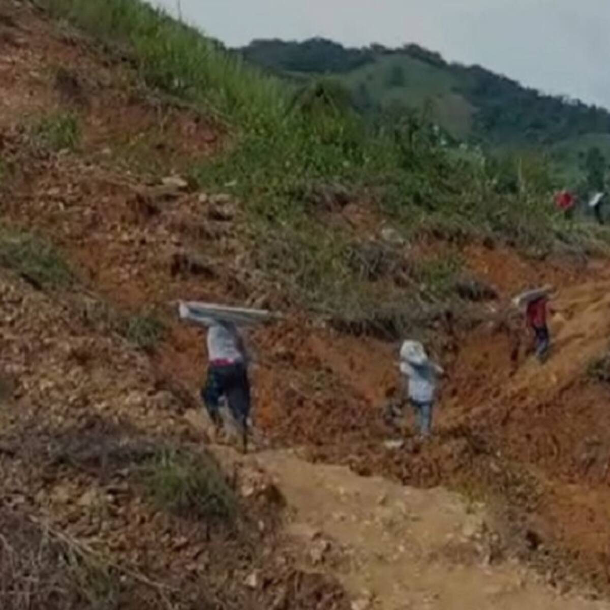 Denuncia: Anorí reporta 19 veredas incomunicadas por un derrumbe