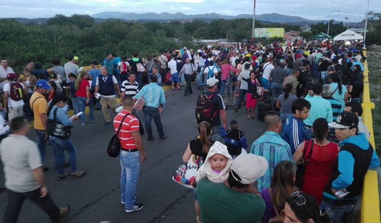 Venezolanos cruzando el puente internacional Simón Bolívar 