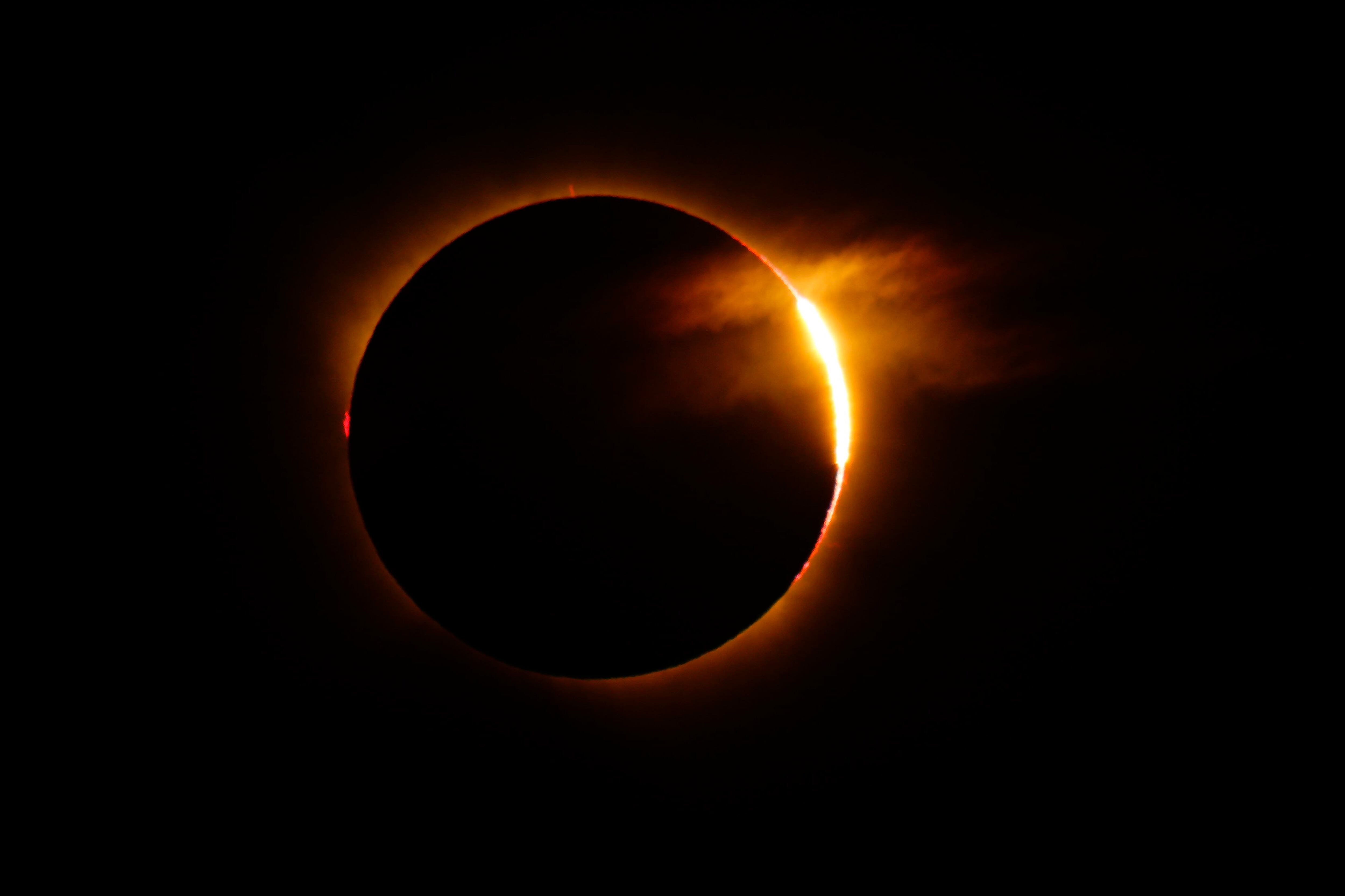 El Sol durante el eclipse solar total en Caspe, España. (Photo by Jose Breton/Pics Action/NurPhoto via Getty Images)
