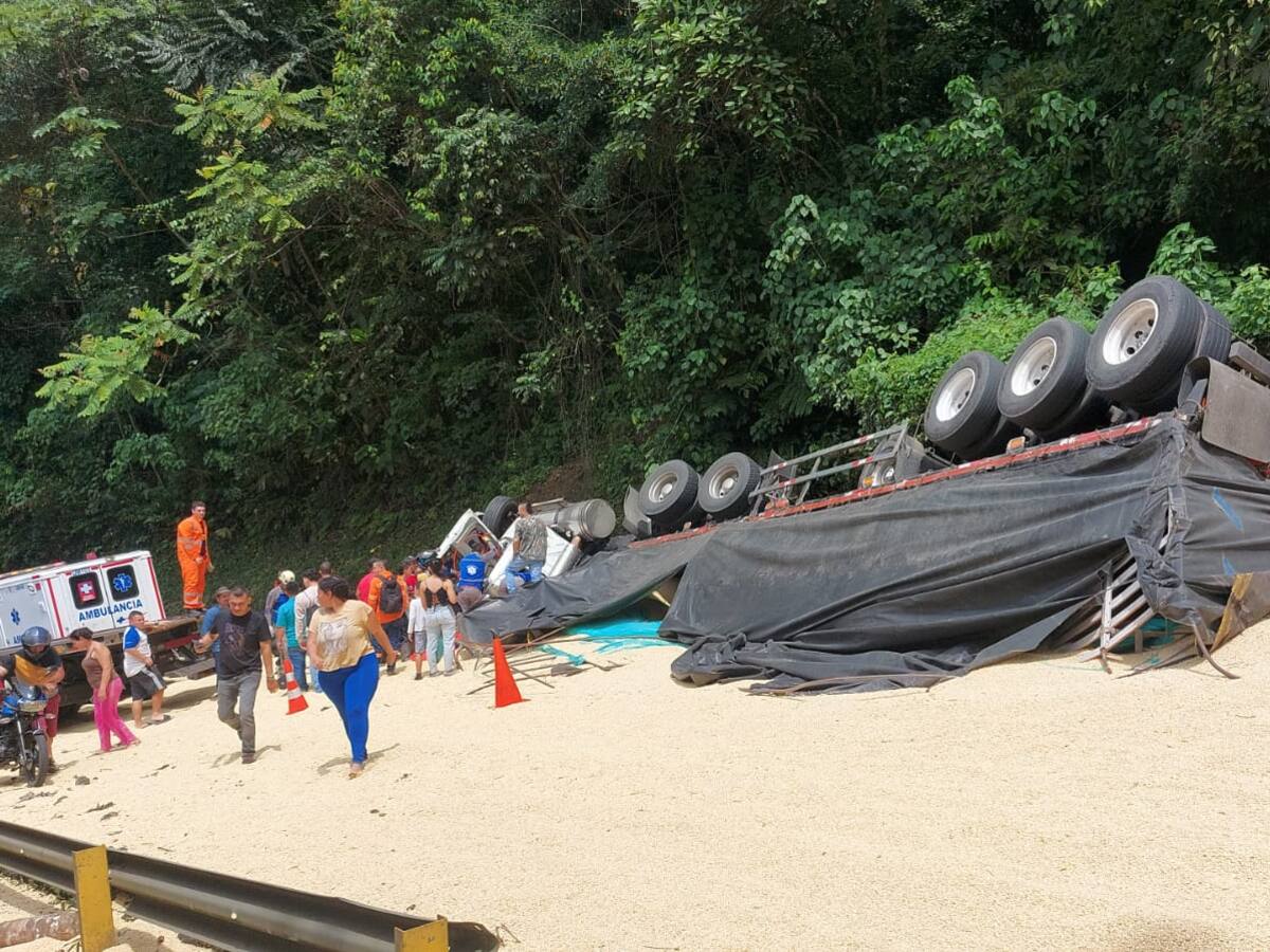 En San Luis un camión se volcó y el conductor quedó atrapado en la cabina
