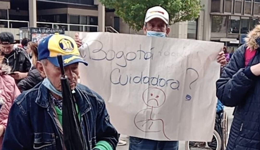 Personas protestando al frente de la Secretaría de Integración