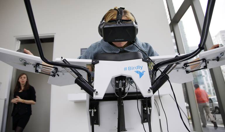 Carrie Fitzsimmons inicia su primer vuelo en Birdly, una máquina voladora de realidad virtual en Le Laboratoire Cambridge en Cambridge, Massachusetts, EE.UU.