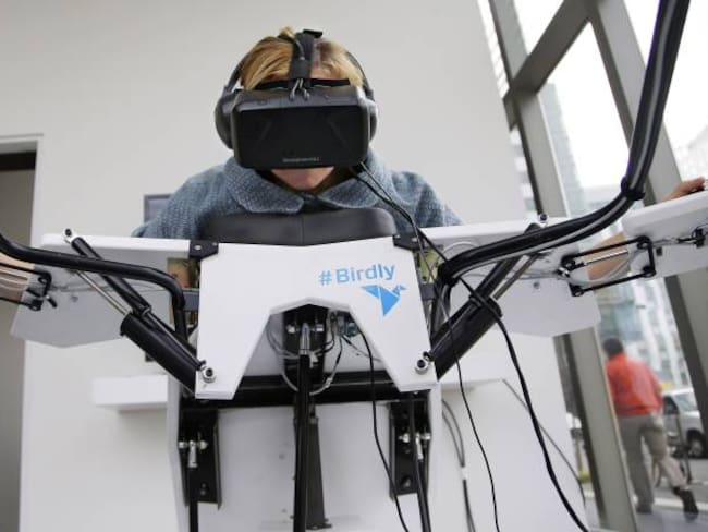 Carrie Fitzsimmons inicia su primer vuelo en Birdly, una máquina voladora de realidad virtual en Le Laboratoire Cambridge en Cambridge, Massachusetts, EE.UU.