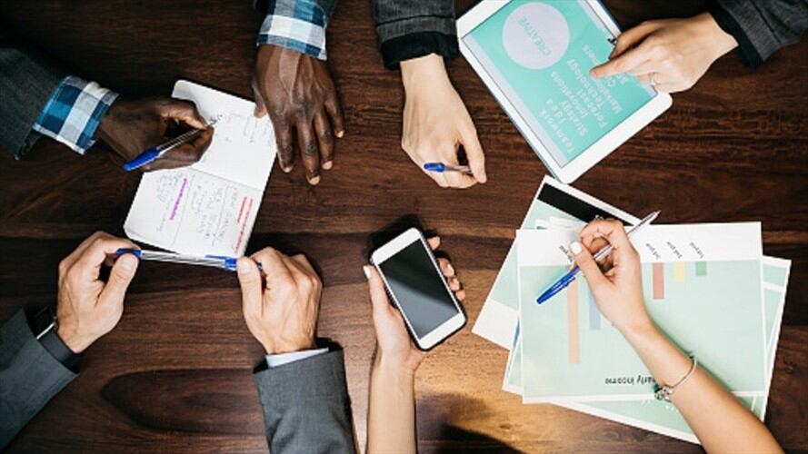 Esta iniciativa les permite a los jóvenes hacer contactos con empleadores que requieren tareas sencillas en horarios especiales y que ofrezcan un pago justo. . Foto: Getty Images