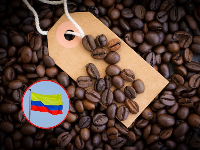 La bandera de Colombia y de fondo vario granos de café con una etiqueta de precios (Fotos vía Getty Images)