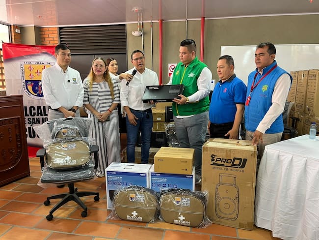 Presidentes de JAC de la Comuna 3 de Cúcuta recibieron dotación por parte de la administración municipal. / Foto: Caracol Radio Cúcuta.