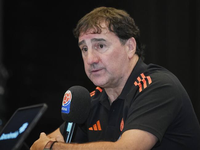 AME5897. COCHABAMBA (BOLIVIA), 09/10/2024.- El seleccionador de Colombia, Néstor Lorenzo, habla durante una rueda de prensa este miércoles en Cochabamba (Bolivia). El seleccionador de Colombia, el argentino Néstor Lorenzo, dijo este miércoles que su equipo llegó a suelo boliviano con la convicción de "ganar" a Bolivia, en el partido que ambas selecciones disputarán el jueves en los más de 4.000 metros sobre el nivel del mar. EFE/ Jorge Ábrego