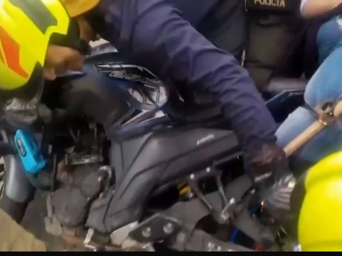 Impactante: En Bucaramanga bomberos liberan la pierna de una mujer atrapada en una motocicleta