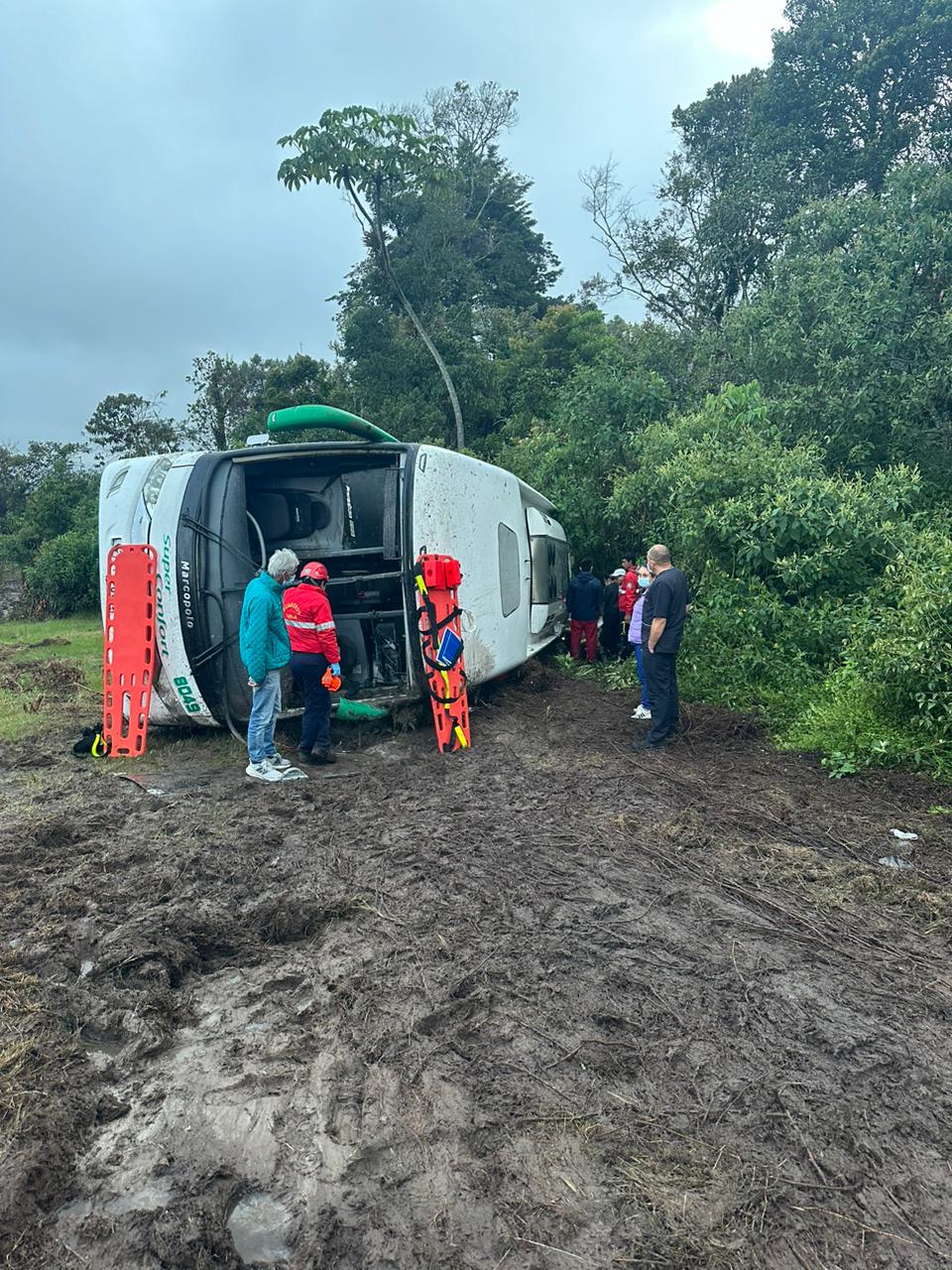 El bus cubría la ruta Bogotá-Bucaramanga y el volcamiento fue sobre las 3 a.m. Foto | Caracol Radio