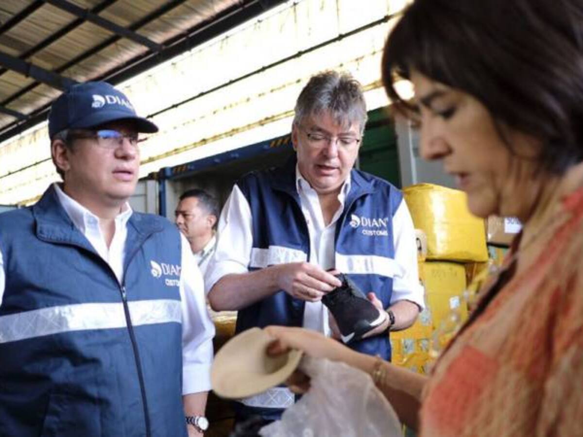 Golpe al contrabando en Buenaventura tras incautar 15 contenedores de mercancía