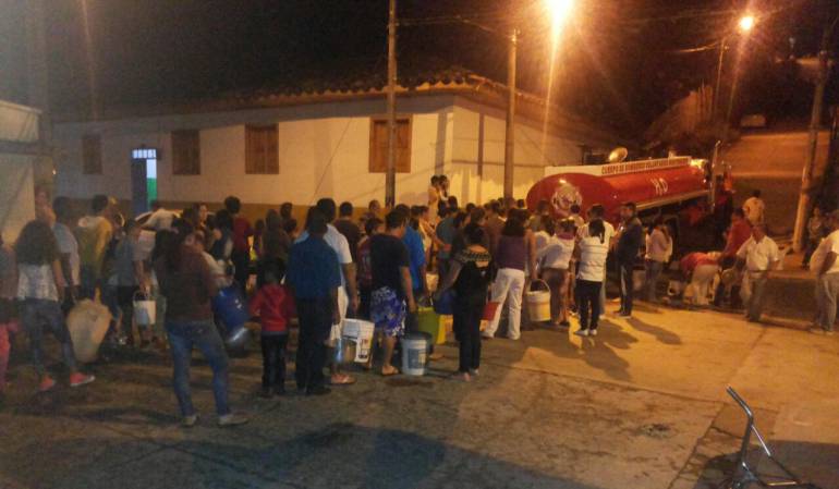 Con carrotanques se ha estado atendiendo la contingencia.