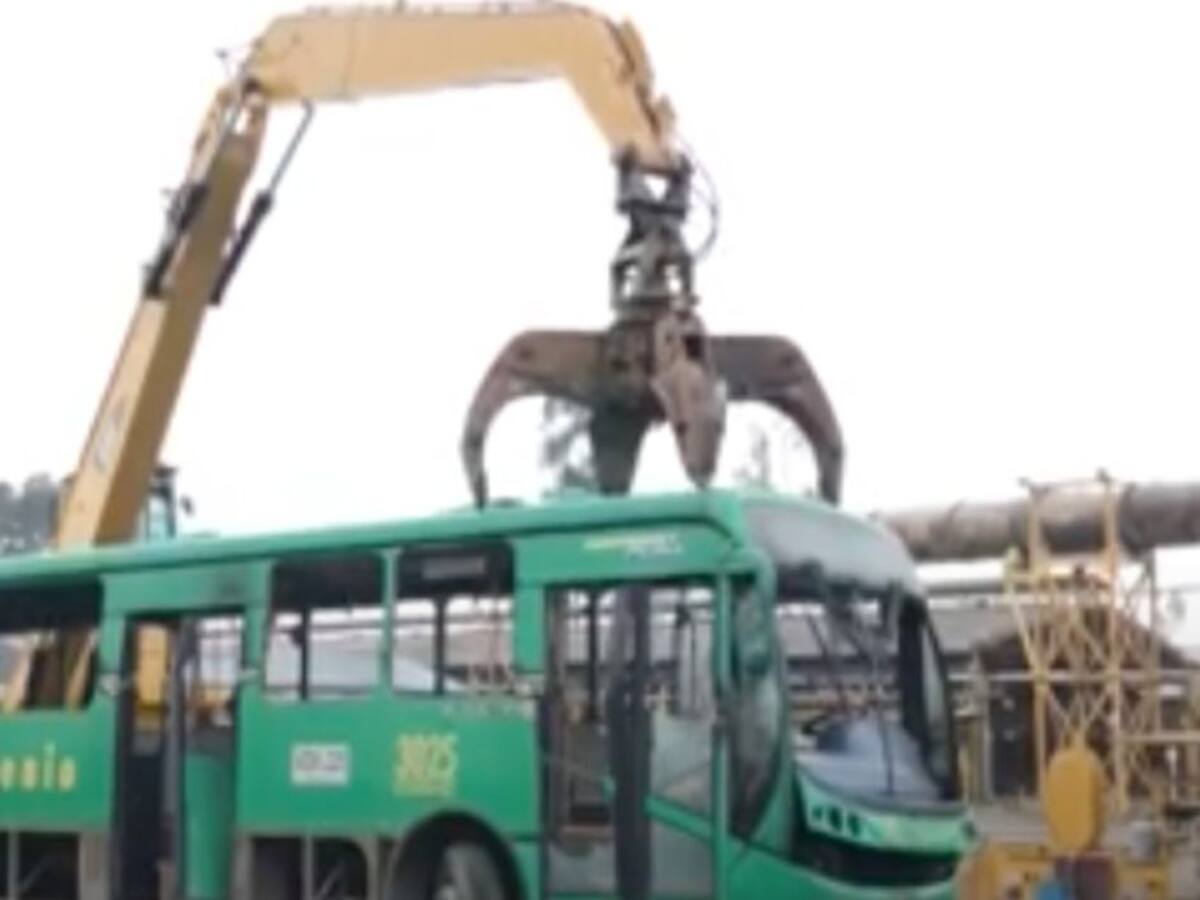 Video: En menos de un minuto chatarrizan TransMilenio antiguo