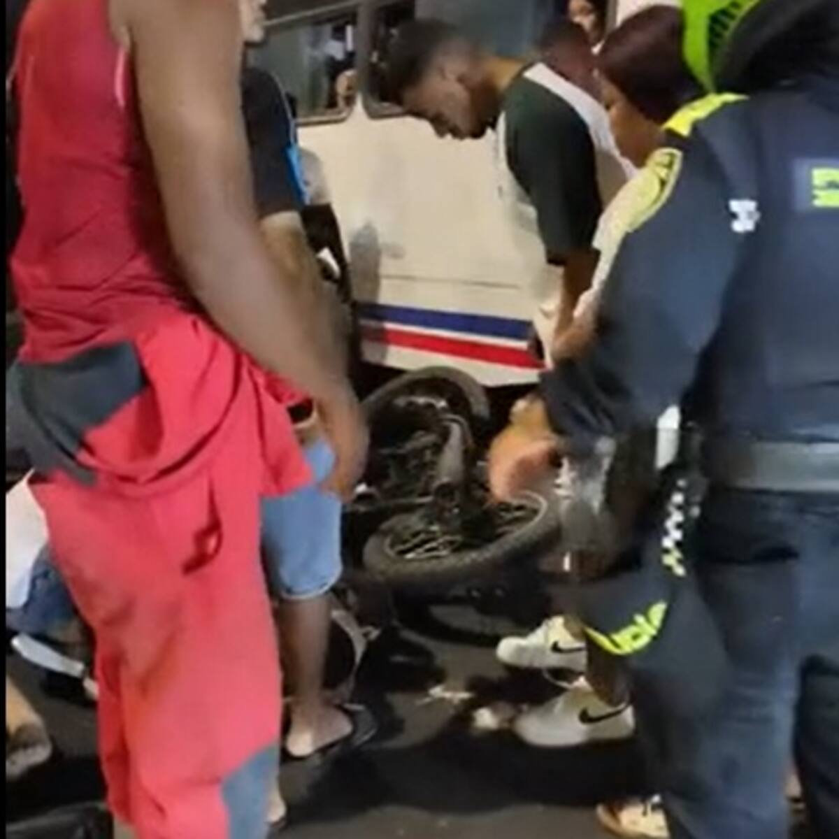 Pareja resultó gravemente herida tras violento choque entre moto y buseta en Crespo