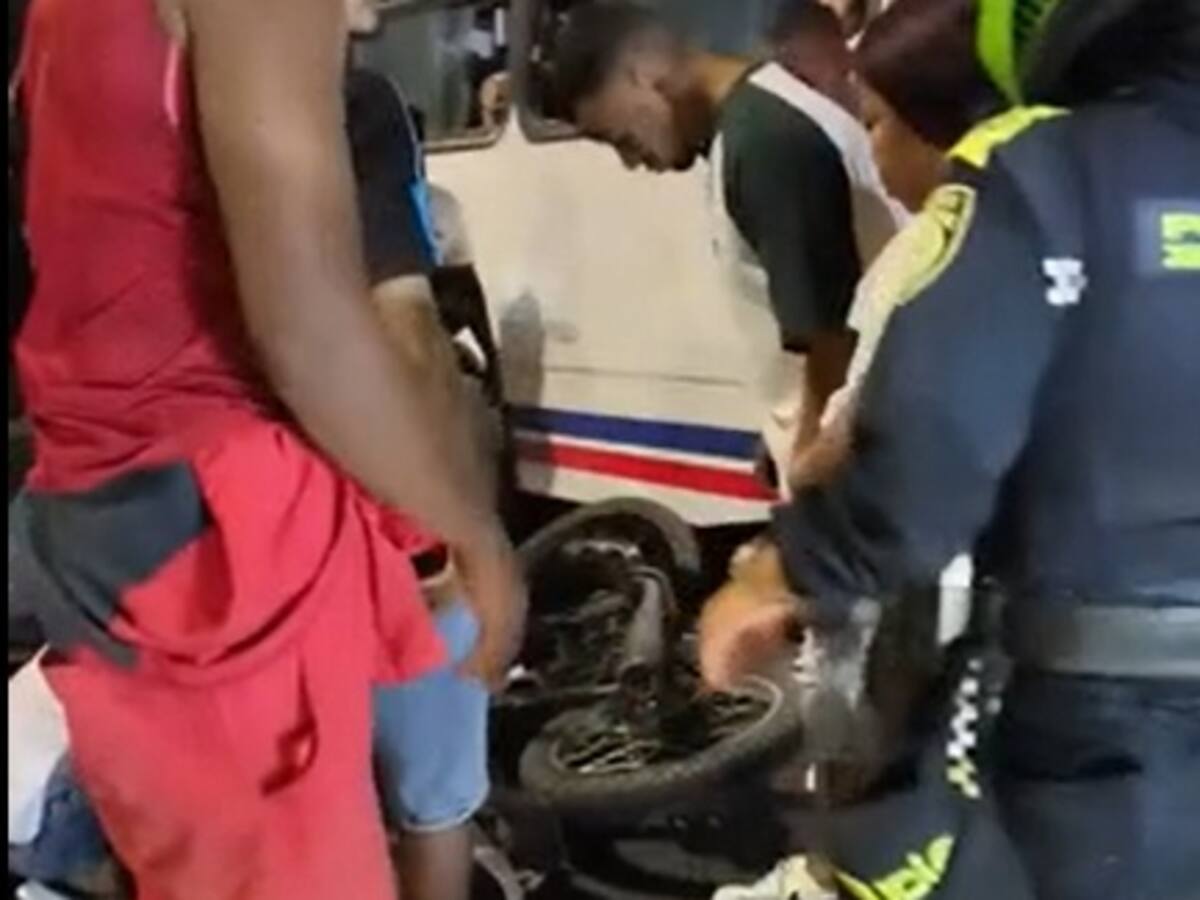 Pareja resultó gravemente herida tras violento choque entre moto y buseta en Crespo