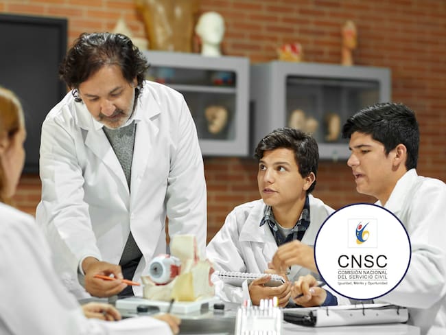 Profesor enseñando de biología en un colegio. En el círculo, el logo del CNSC (Fotos vía GettyImages y redes sociales)
