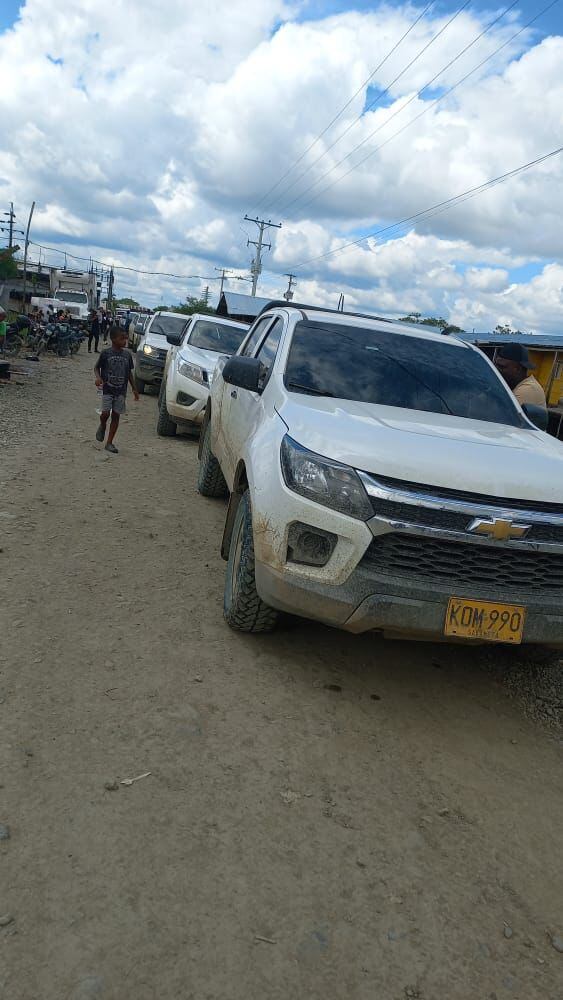 En caravana, un grupo de escoltas de la Unidad Nacional de Protección que había sido retenido en Riosucio, Chocó, logró salir de ese municipio (Cortesía: UNP)
